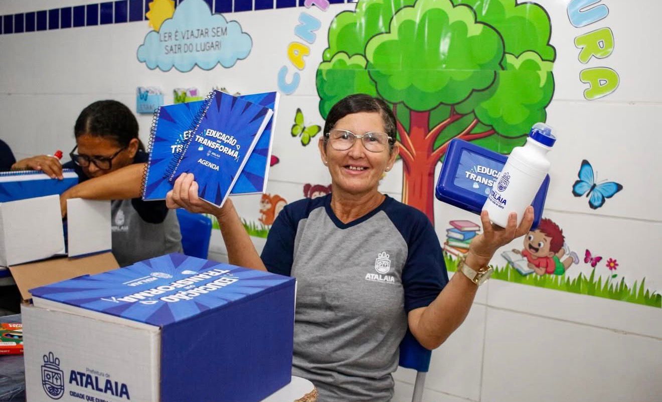 Prefeitura de Atalaia dá continuidade à entrega de kits escolares e contempla alunos da EJA